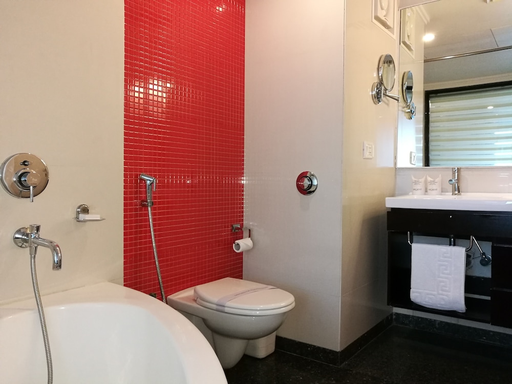 Honeymoon Suite with Round Bed & Balcony