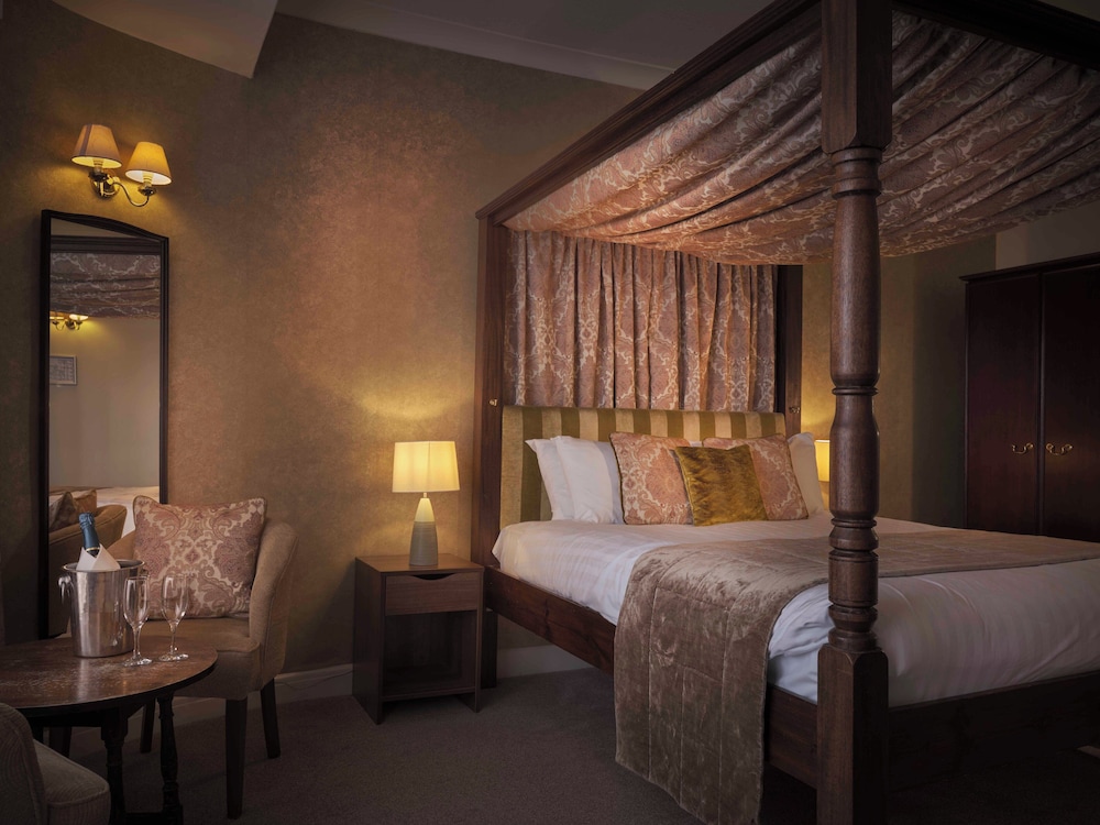 Standard Four Poster photo 1