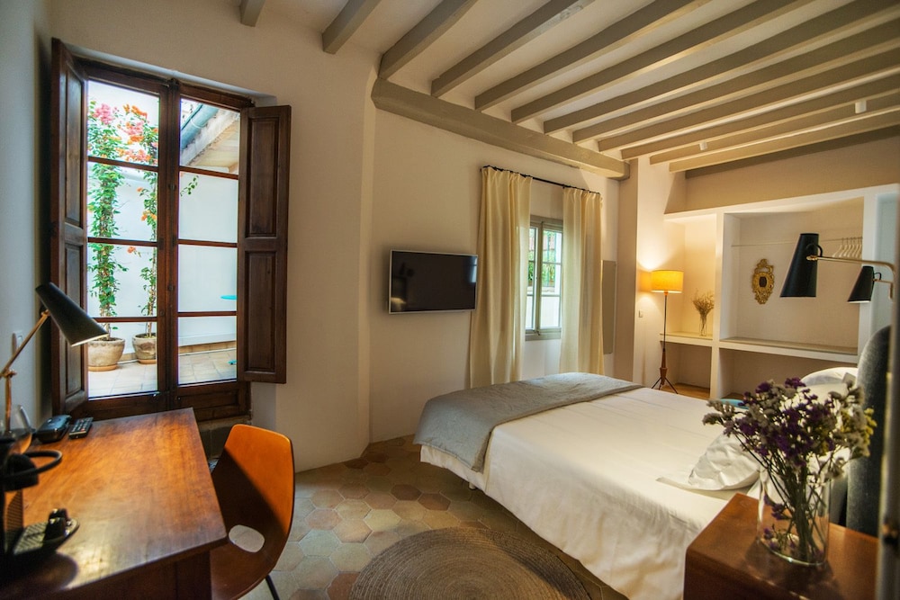 Suite, 1 Queen Bed with Sofa bed, Patio (6)