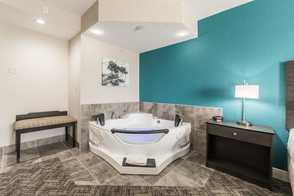 Standard Suite, 1 King Bed, Non Smoking, Jetted Tub - Photo 2
