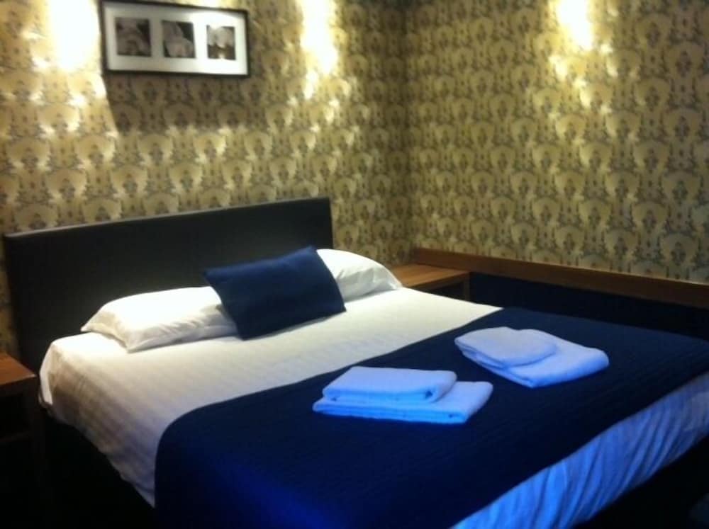 Economy Room, 1 King Bed, Patio