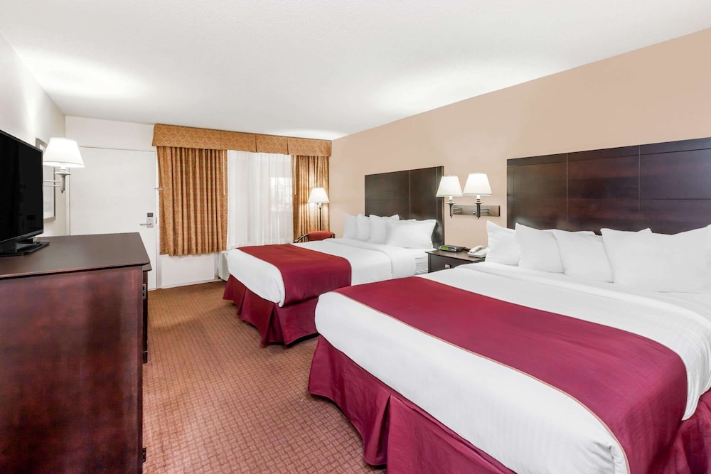 Room, 2 Double Beds, Non Smoking (Pet Friendly) - Photo 1