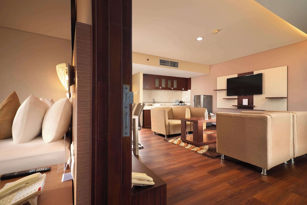 Executive Suite, 1 King Bed, Bathtub, City View photo 3