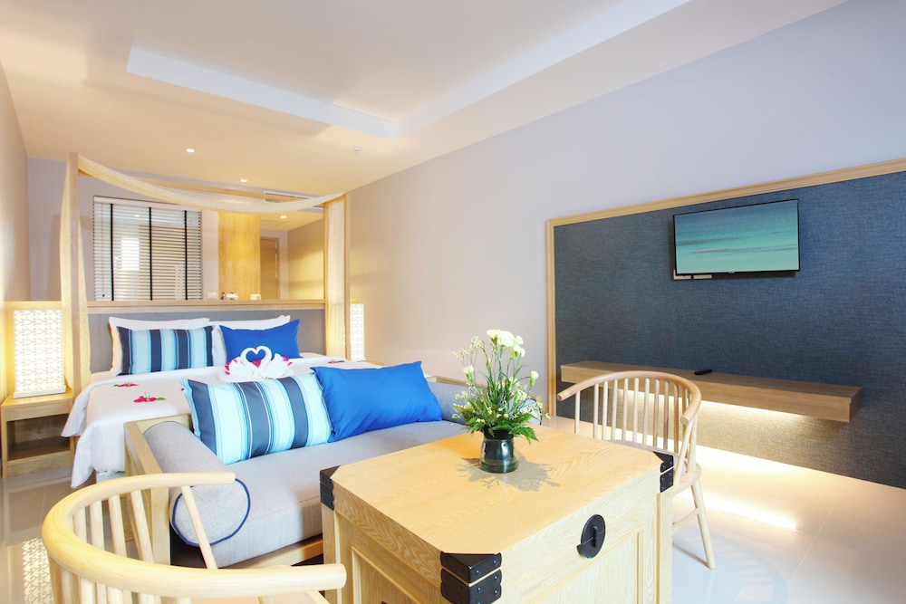 Pool Suite - Photo 1