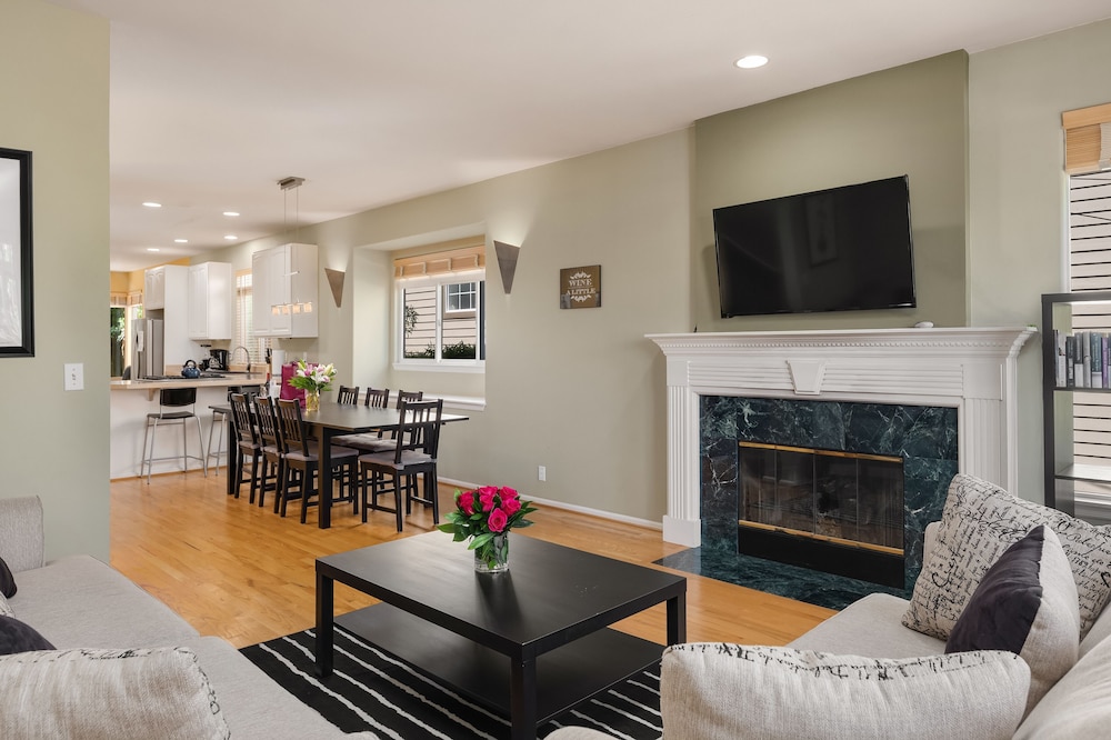 Deluxe Townhome, 3 Bedrooms, Kitchen photo 1