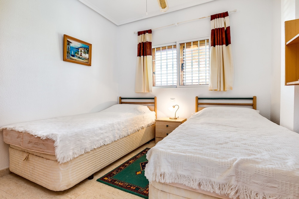 Bungalow, 2 habitaciones, 2 baños, vista al jardín.