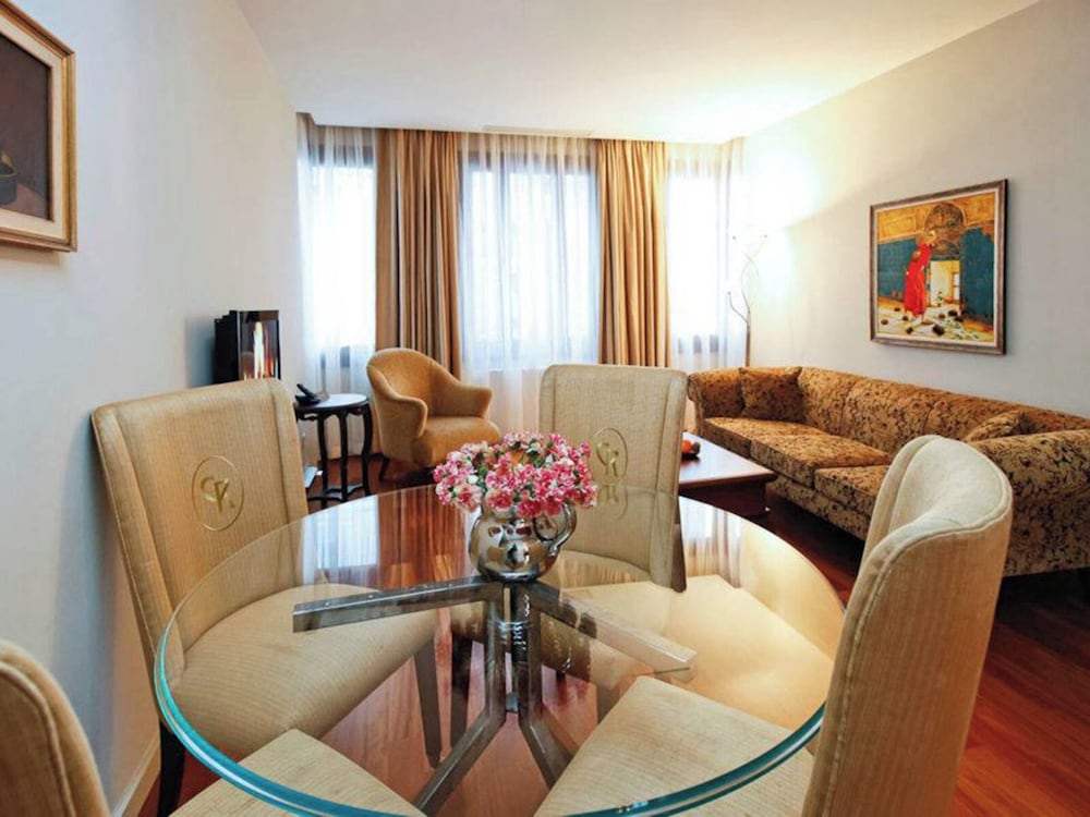 Deluxe Condo, City View photo 1