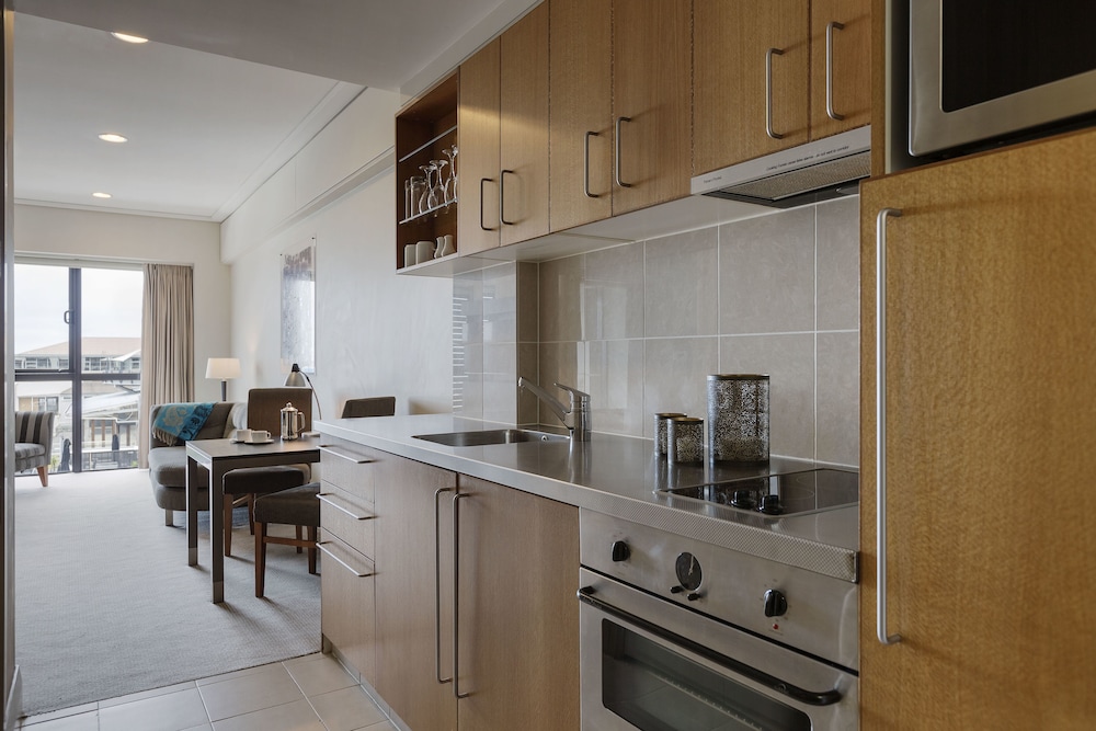 Suite, 1 Bedroom, Marina View - Photo 2