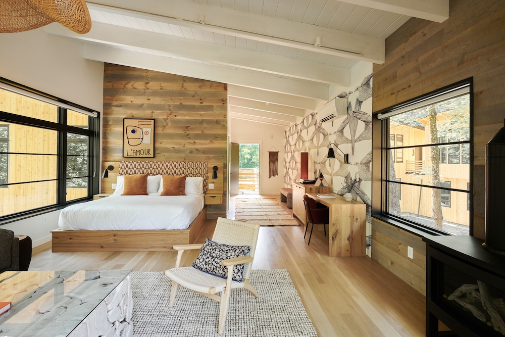Superior Room, Fireplace, River View