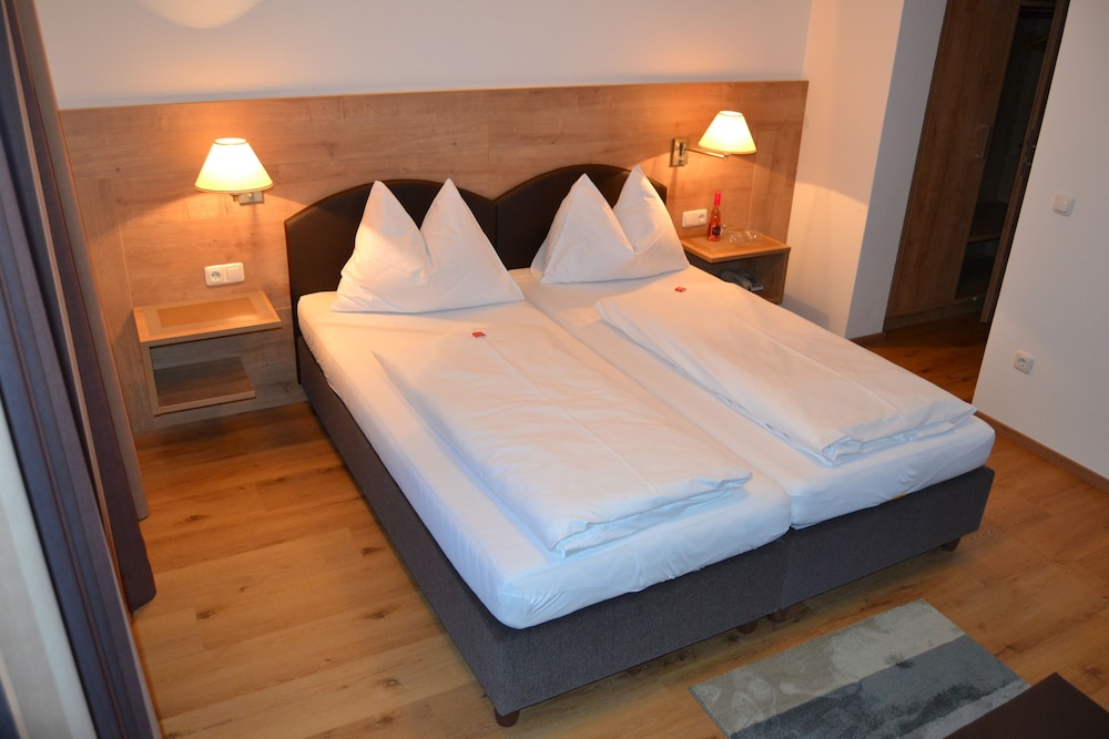 Standard Double Room - Photo 12