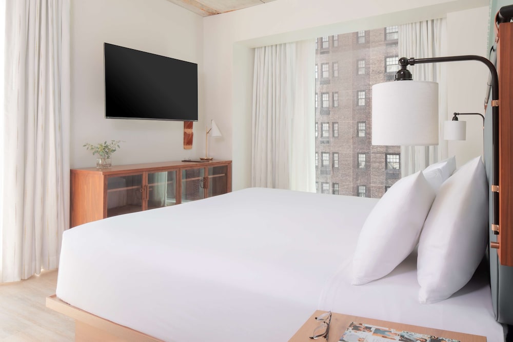 Suite, Corner - Photo 4