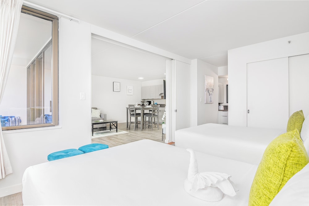 High Floor Mountain View Condo with 2 Beds and Parking: Condo, 1 Bedroom, Mountain View (0152) photo