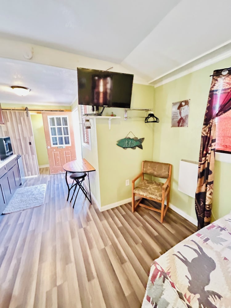 Cabin #12, Deluxe Studio Cabin, 2 Queen Beds, Kitchenette, Ground Floor photo 2