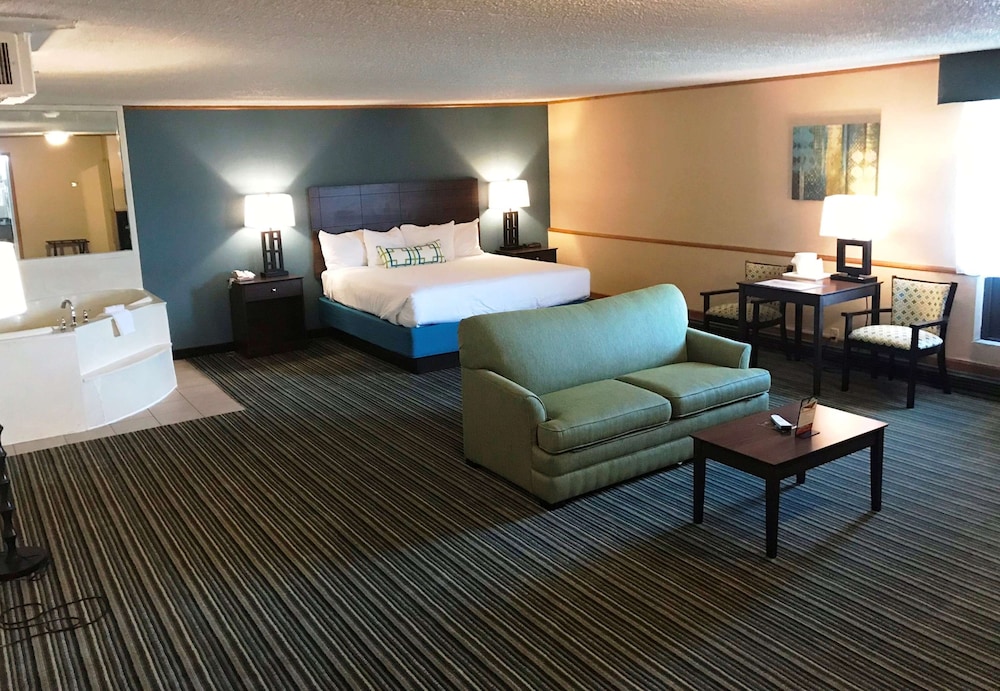 Suite, 1 King Bed, Non Smoking, Refrigerator (with Sofabed) - Photo 6