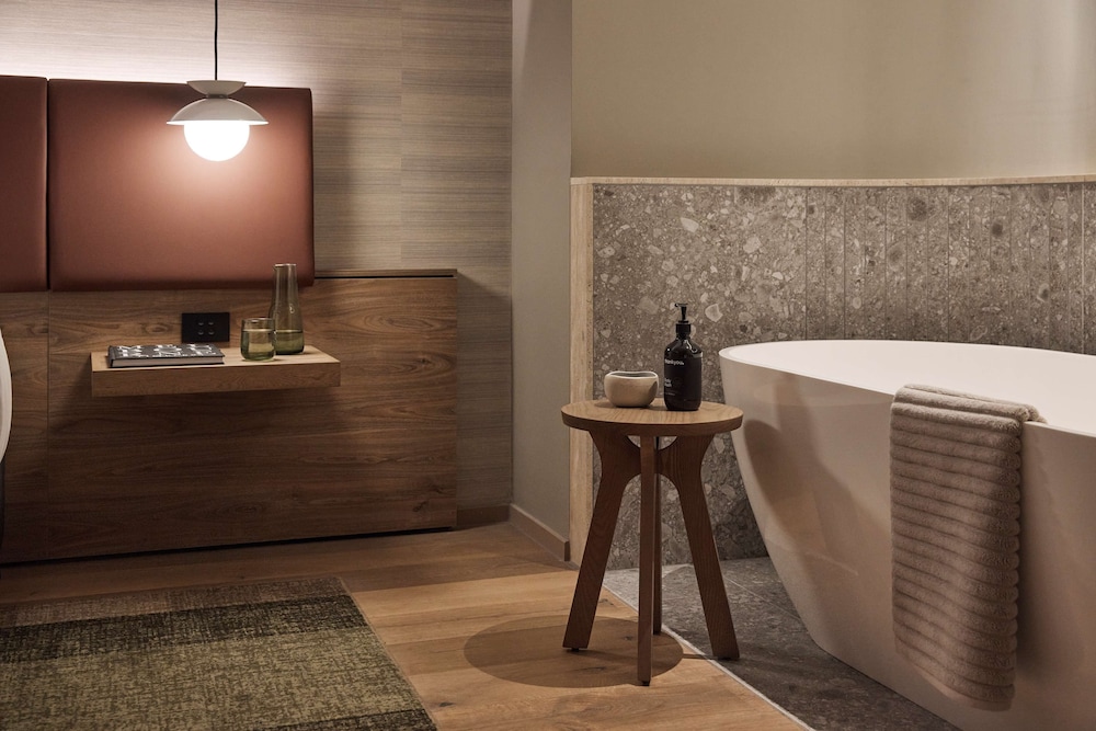 Rydges Deluxe Suite - Photo 10