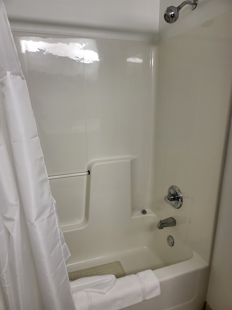 Basic Single Room, 2 Double Beds photo 3