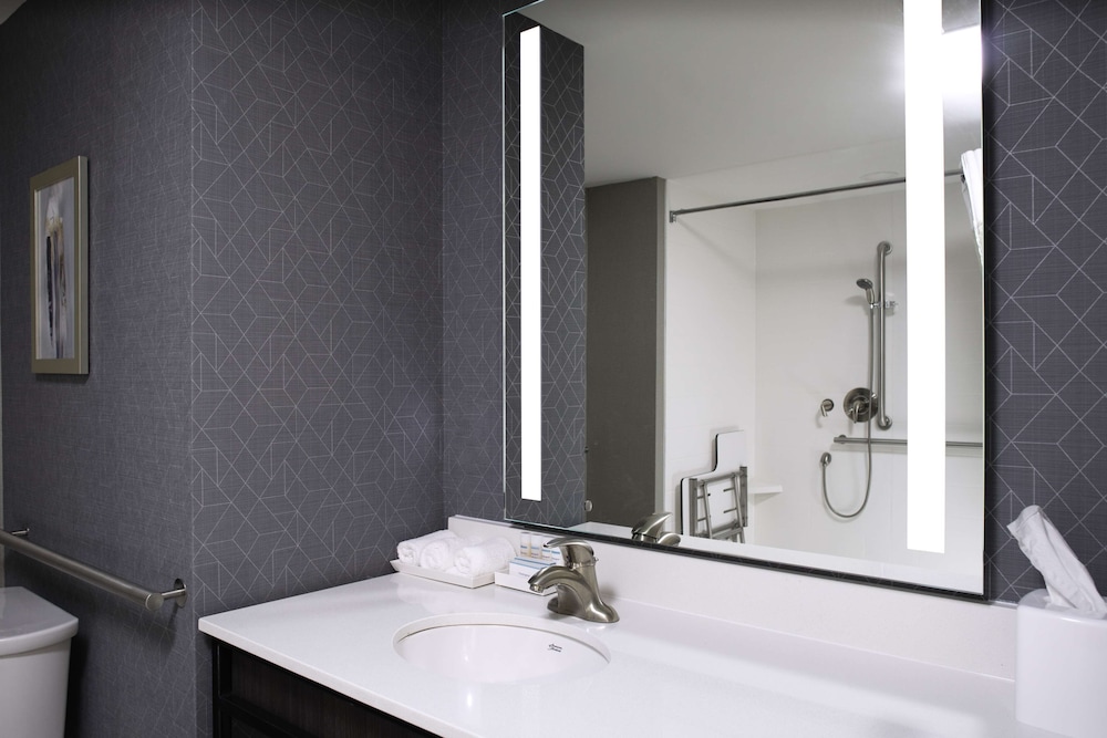 Room, 2 Queen Beds, Accessible, Bathtub (Hearing & Mobility) - Photo 1