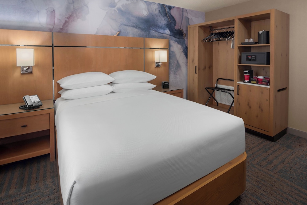 Room, 1 Queen Bed, Tower photo 1