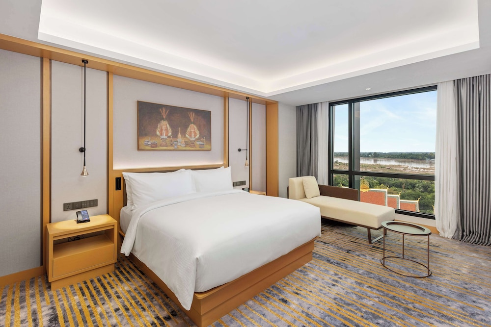 Premium Suite, 1 King Bed photo 3