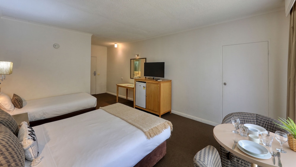 Deluxe Queen & 1 Single Suite photo 2