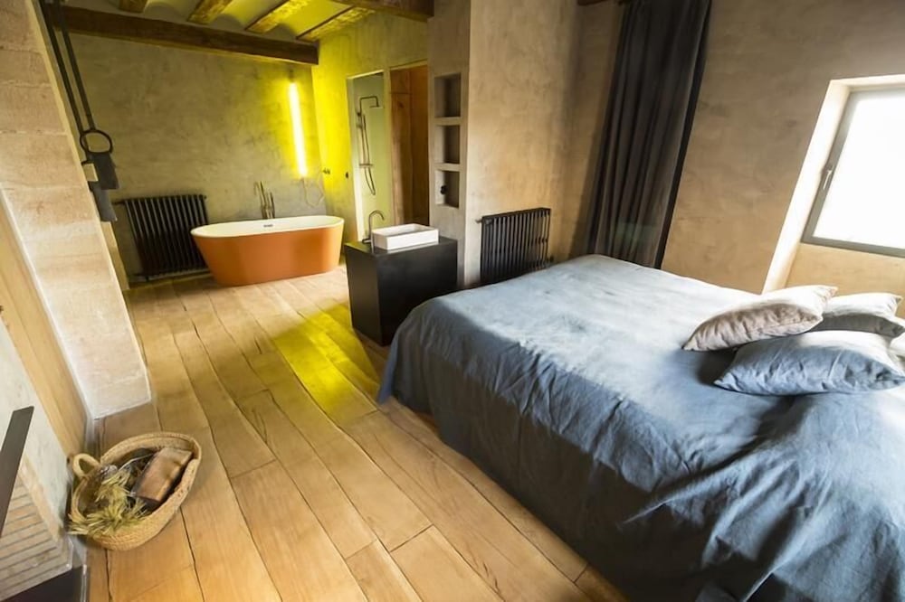 Double Room, 1 King Bed (ER1)