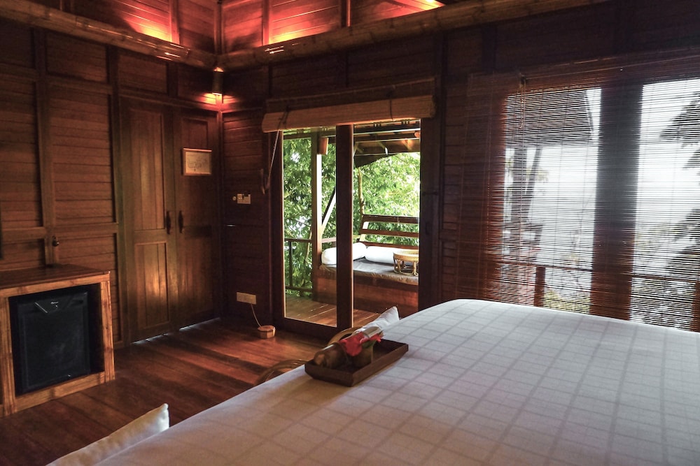 Standard Double Room, 1 King Bed, Balcony, Partial Ocean View photo 2
