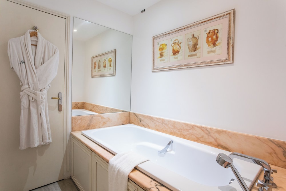 Superior Double Room, 1 Queen Bed, Balcony, Garden View photo 3