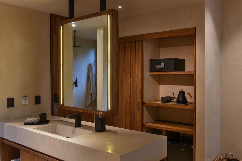 Luxury Suite with King Bed Balcony and Garden View - Photo 8