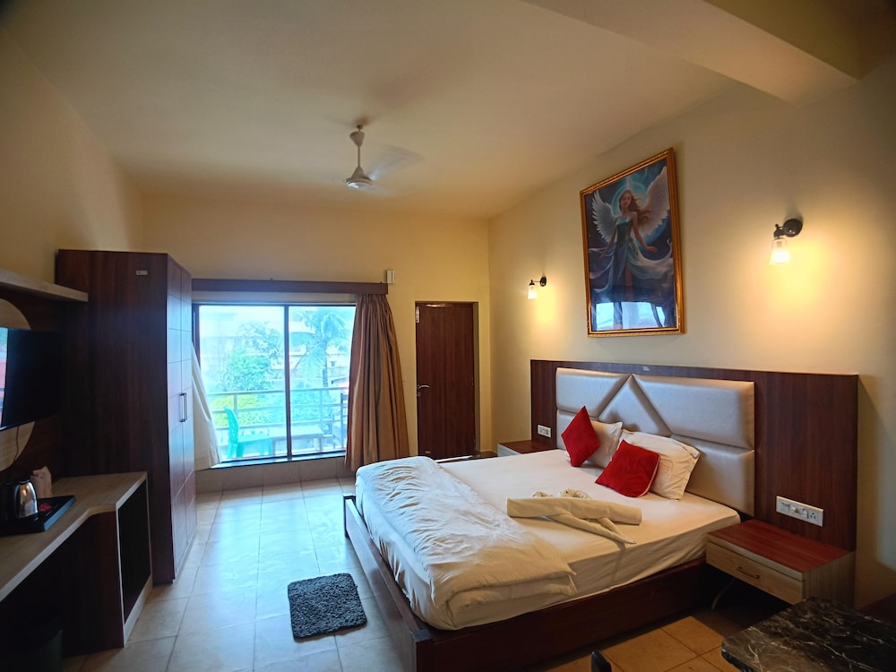 Deluxe Double Room with Side Sea View