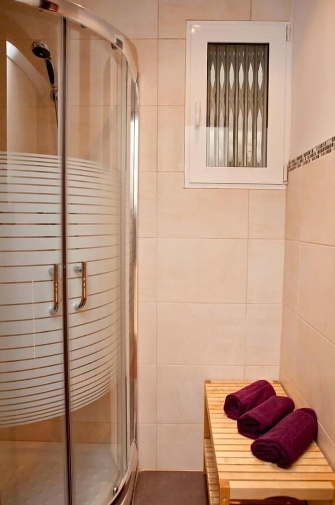Single Room, Shared Bathroom (Marr R4) photo 3