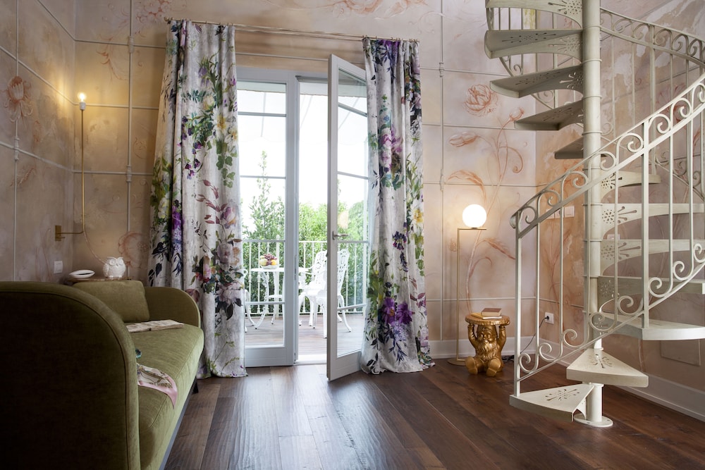 Junior Suite, 1 Bedroom, Balcony, Annex Building photo 3
