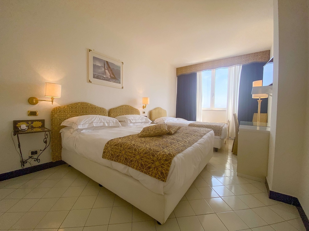 Family Room, 1 King Bed with Sofa bed, Sea Facing - Photo 3