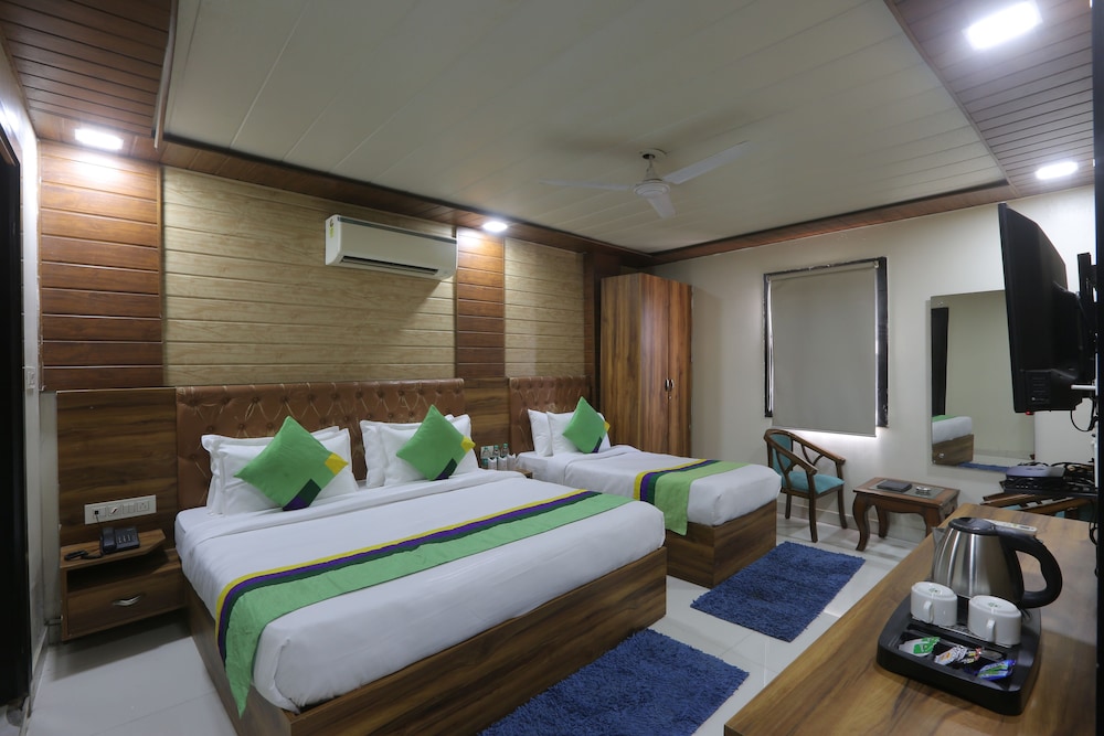 Deluxe Triple Room, City View