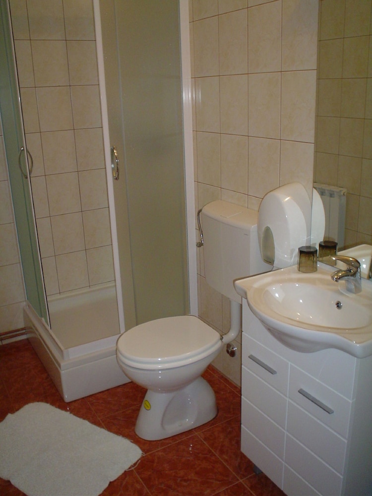 Basic Double Room, 1 Bedroom - Photo 4