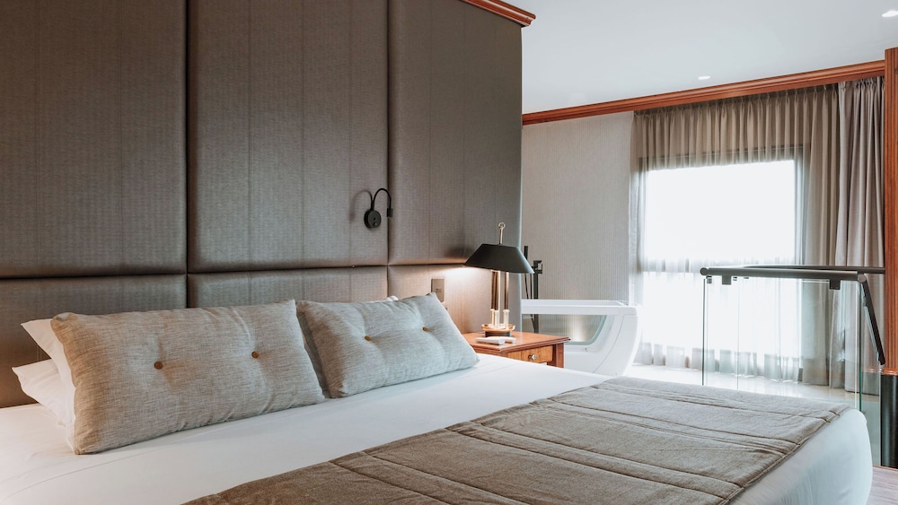 Executive Suite - Photo 7