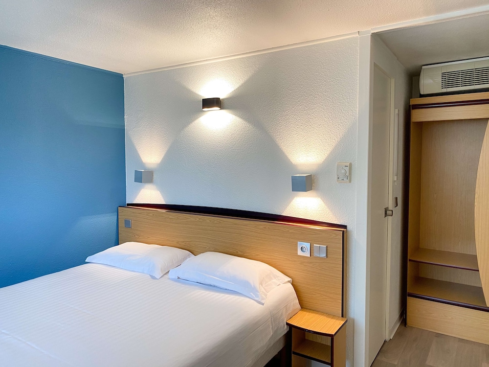 Standard Room, Multiple Beds (with double bed & extra bed) - Photo 1