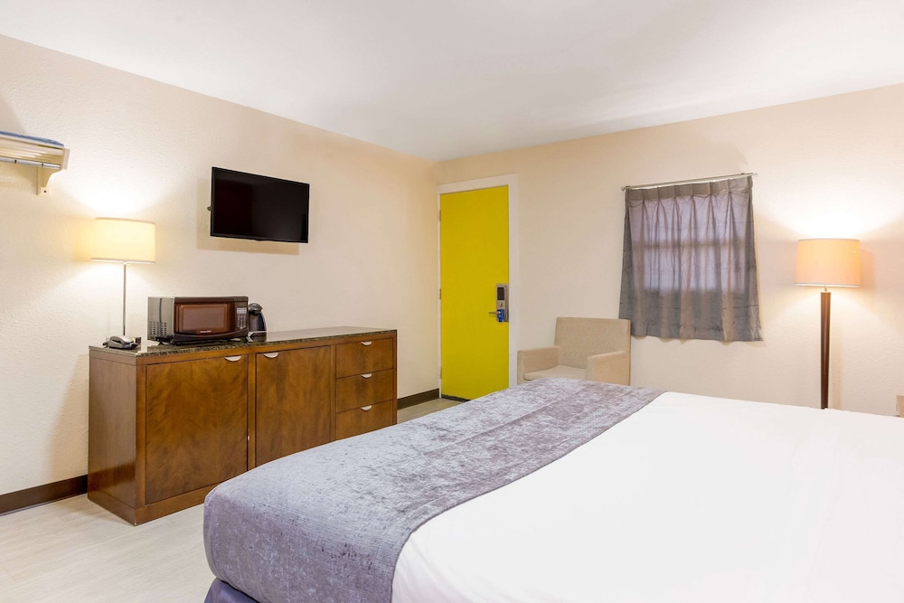 Standard Room, 1 King Bed, Non Smoking photo 3