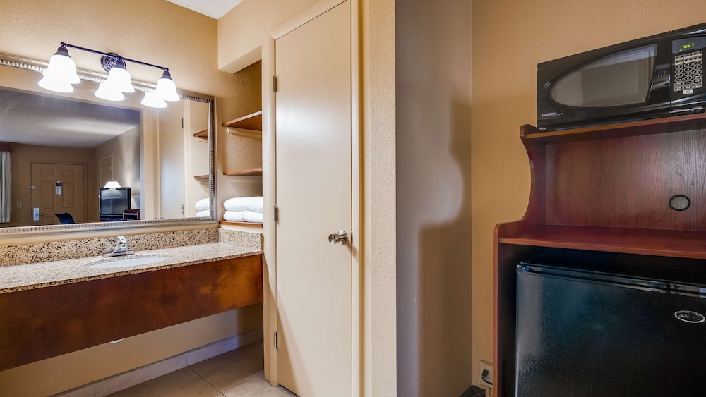 Standard Room, Multiple Beds, Non Smoking, No Pets photo 3