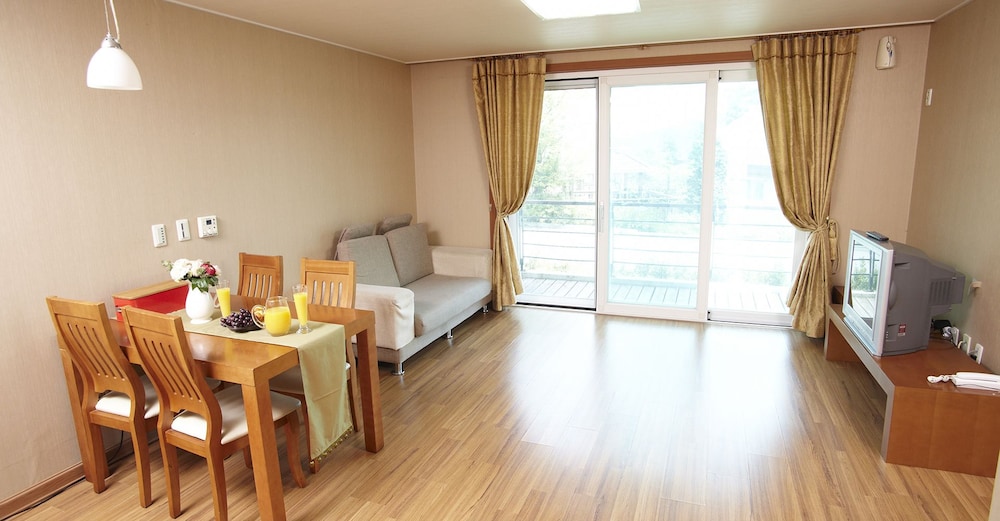Deluxe Room (Red) photo 2