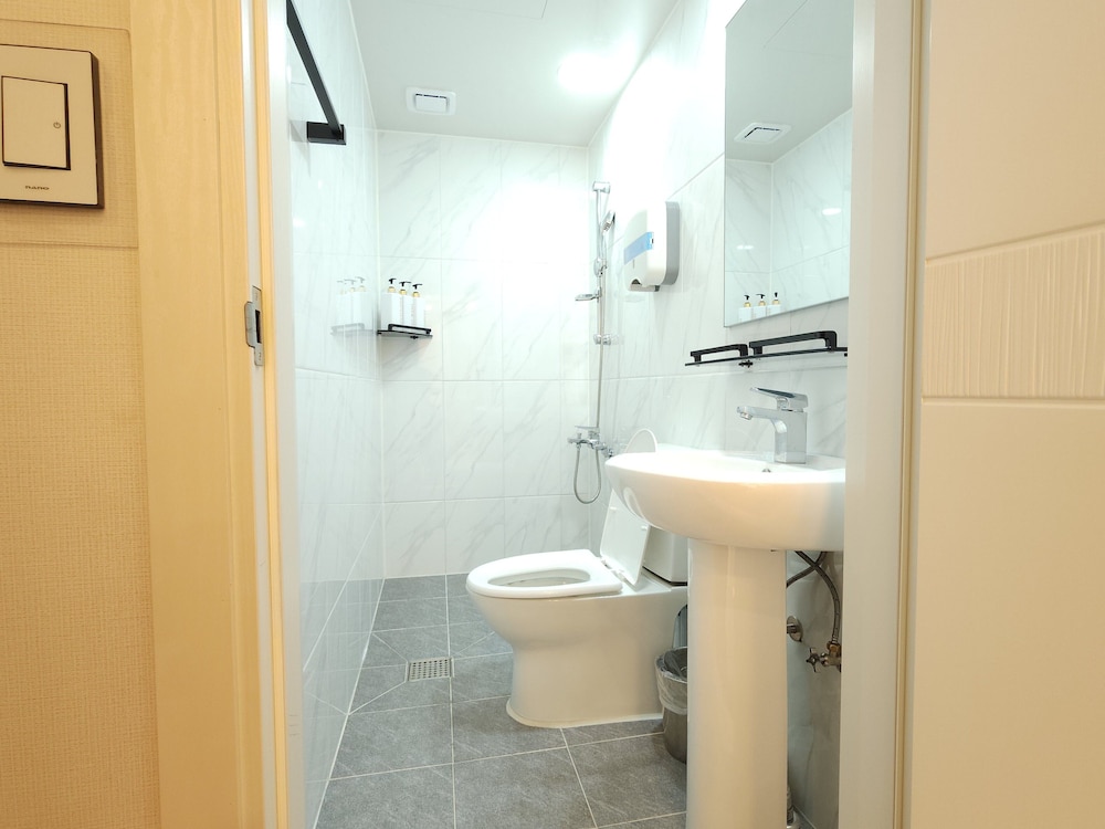 Triple Room 1 Queen, 1 Single - Photo 4