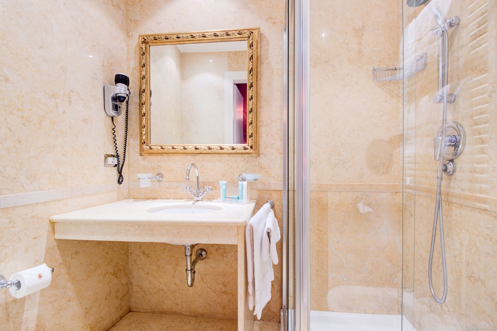 Superior Double or Twin Room thumbnail 5