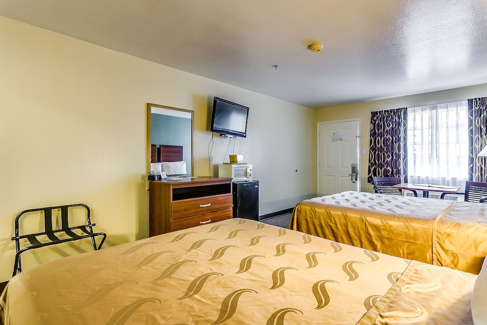 Room, 2 Queen Beds, Non Smoking - Photo 4