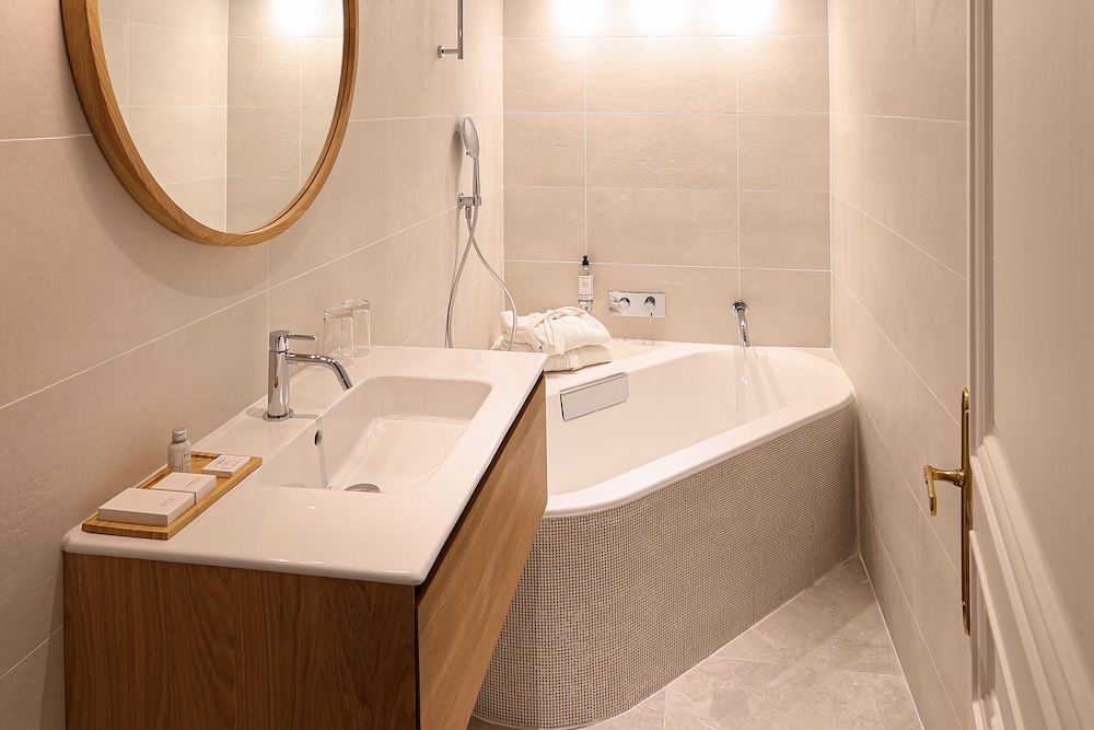 Deluxe Suite - Photo 7