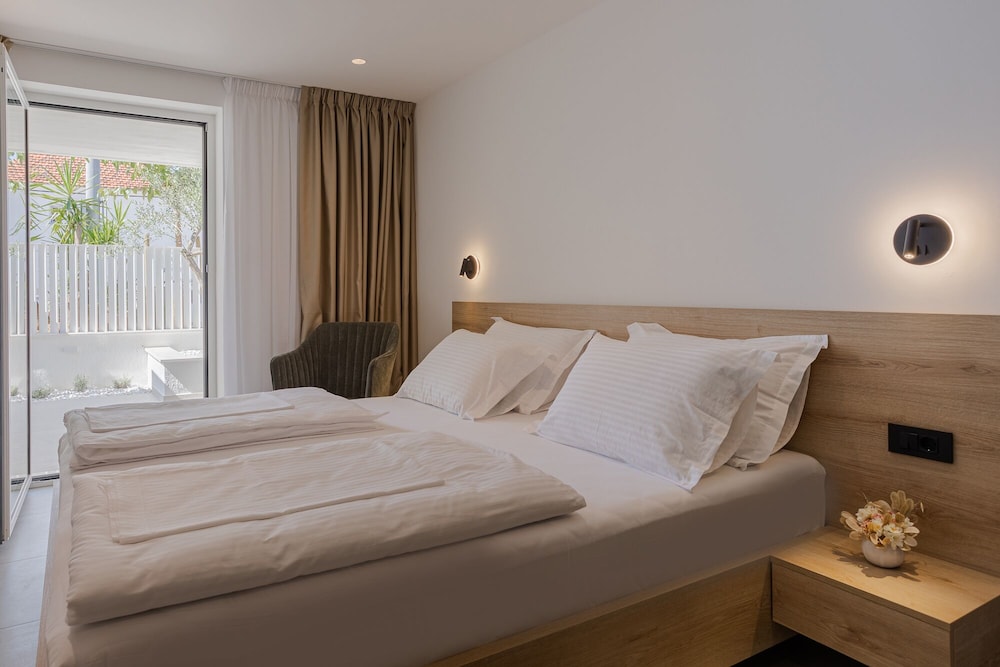 Deluxe Room, 1 King Bed photo 2