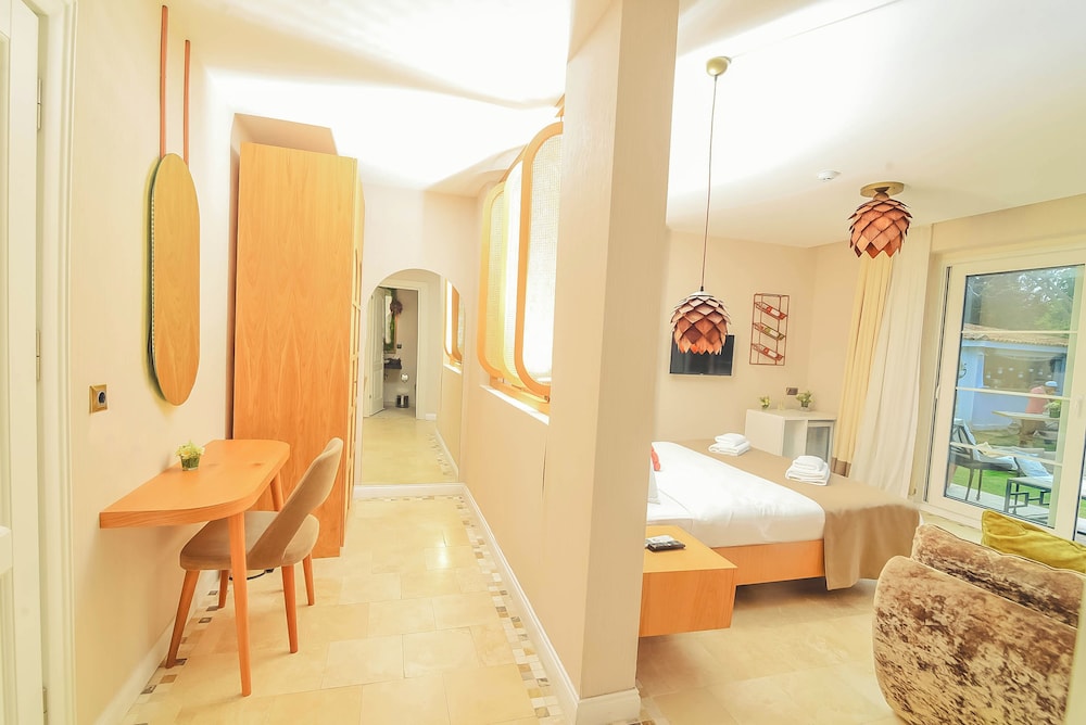 Bahce Kati Deluxe Havuz Manzarali 2 kisilik photo 3