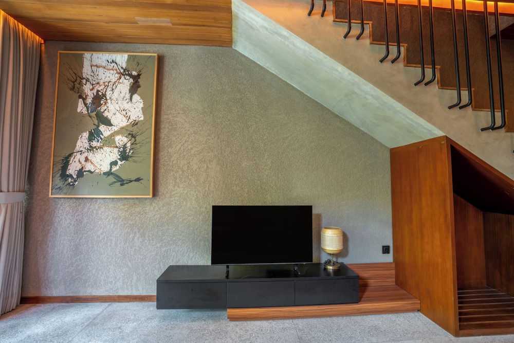 Executive Suite - Photo 2