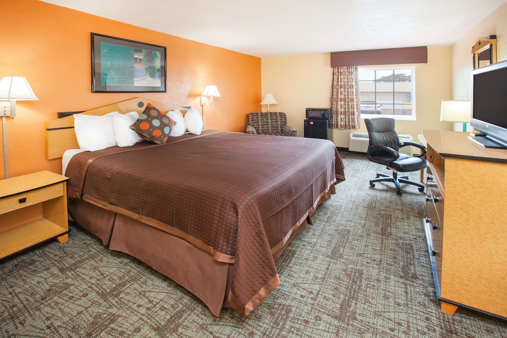Standard Room, 1 King Bed - Photo 2