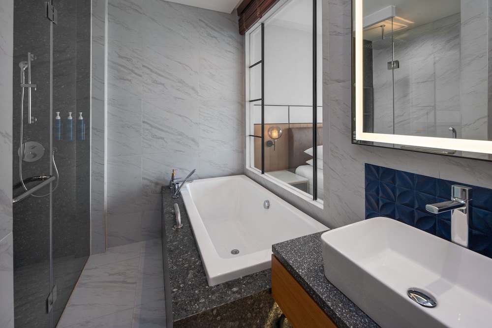Deluxe Suite, 1 King Bed, Ocean View - Photo 8