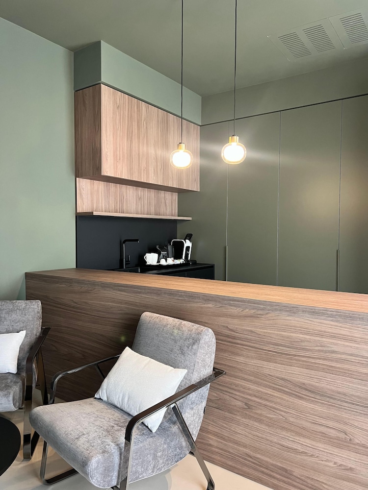 Executive Suite - Photo 3