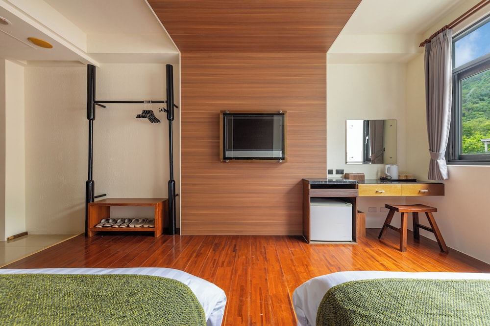Quadruple room with bathtub photo 3